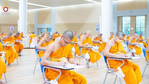 ภาพ No.267268:วันที่ 7 พฤศจิกายน พ.ศ. 2568 พิธีสอบธรรมสนามหลวง นักธรรมชั้นโท - เอก ณ สนามสอบวัดพระธรรมกาย