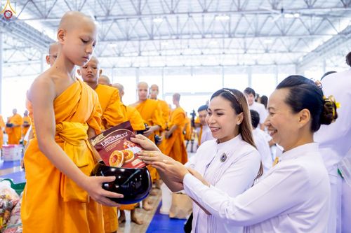 ภาพ No.243530:วันที่ 7 กันยายน พ.ศ. 2568 พิธีตักบาตร ข้าวสารอาหารแห้ง ในวันครูผู้ค้นพบวิชชาธรรมกาย ณ บ้านแก้วเรือนทองคุณยายฯ สภาธรรมกายสากล วัดพระธรรมกาย