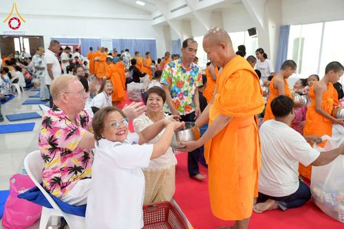 ภาพ No.218103:วันอาทิตย์ที่ 13 เมษายน พ.ศ. 2568 พิธีตักบาตรฉลองสามเณรใหม่ 75 รูป เนื่องในวันสงกรานต์ (โครงการบรรพชาสามเณรฟื้นฟูพระพุทธศาสนาทั่วไทย ประจำปีพุทธศักราช 2568) ณ ศูนย์ปฏิบัติธรรมระยอง(บ้านช่องลม) ตำบลบางบุตร อำเภอบ้านค่าย จังหวัดระยอง