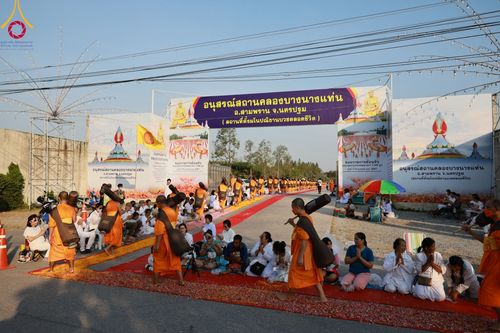 ภาพ No.107913:พิธีต้อนรับพระธรรมยาตรา ในโครงการธรรมยาตรากตัญญูบูชา มหาปูชนียาจารย์ พระมงคลเทพมุนี(สด จนฺทสโร) พระผู้ปราบมาร อนุสรณ์สถาน 7 แห่ง ปีที่ 12 วันที่ 7 มกราคม พ.ศ. 2567 ณ อนุสรณ์สถานคลองบางนางแท่น  อ.สามพราน จ.นครปฐม