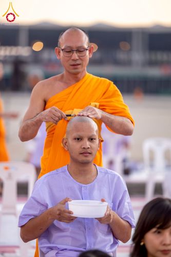 ภาพ No.274802:วันอาทิตย์ที่ 30 พฤศจิกายน พ.ศ. 2568 พิธีปลงผม โครงการอุปสมบทบูชาธรรมมหาปูชนียาจารย์ ปี 2568 ณ ลานธรรมพระมหาธรรมกายเจดีย์ ฝั่งทิศตะวันตก ระหว่างวิหารคดหมายเลข 8 และ 9 วัดพระธรรมกาย