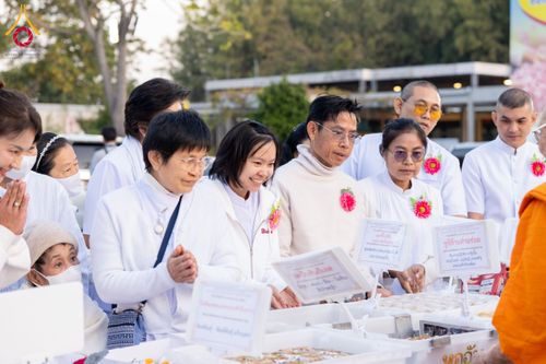 ภาพ No.193770:สาธุชนถวายภัตตาหารเป็นสังฆทาน แด่พระธรรมยาตรา ณ อนุสรณ์สถานมหาวิหารพระมงคลเทพมุนี (โลตัสแลนด์) อ.สองพี่น้อง จ.สุพรรณบุรี ในโครงการธรรมยาตรา กตัญญูบูชา มหาปูชนียาจารย์ พระมงคลเทพมุนี(สด จนฺทสโร) พระผู้ปราบมาร ปีที่ 13 วันที่ 12 มกราคม พ.ศ.2568