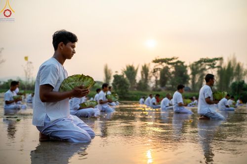 ภาพ No.63327:Photo Story  มหัศจรรย์วัดดงดินแดง Episode 1  พิธีปลงผมนาคธรรมทายาท  ในโครงการบรรพชาอุปสมบทหมู่ ฟื้นฟูพระพุทธศาสนาทั่วไทย วัดดงดินแดง ณ ลำน้ำแม่ตื่น อ.อมก๋อย จ.เชียงใหม่ วันที่ 2 เมษายน พ.ศ. 2567