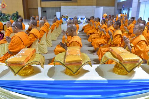 ภาพ No.233820:วันเสาร์ที่ 19 กรกฎาคม พ.ศ.2568 วันมหารำลึก ครั้งที่ 35 พิธีรำลึกถึงนักสร้างบารมี , พิธีสวดพระพุทธมนต์ , พิธีทอดผ้าบังสกุลและถวายไทยธรรม วัดพระธรรมกาย