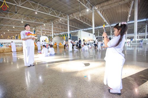 ภาพ No.177628:พิธีตักบาตรและพิธีบูชาข้าวพระ ในวันอาทิตย์ต้นเดือนที่ 1 ธันวาคม พ.ศ. 2567 ณ สภาธรรมกายสากล วัดพระธรรมกาย