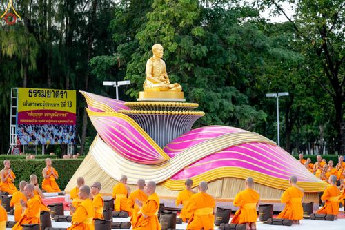ภาพ No.186977:พระธรรมยาตราปฏิบัติธรรม และถ่ายภาพหมู่ประวัติศาสตร์ ปีที่ 13 ณ ลานทิศตะวันออก มหาวิหารพระมงคลเทพมุนี วัดพระธรรมกาย จ.ปทุมธานี วันเสาร์ที่ 28 ธันวาคม พ.ศ. 2567