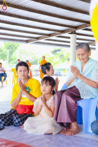 ภาพ No.186509:พิธีตัดปอย ปลงผม เวียนประทักษิณ  มอบบาตรผ้าไตร ขอขมาผู้ปกครอง และพิธีบรรพชาอุปสมบท  โครงการอุปสมบทหมู่บูชาธรรมมหาปูชนียาจารย์  ประจำปี 2567 ณ ศูนย์ปฏิบัติธรรมภาคใต้และวัดคงคาเลียบ อ.บางกล่ำ จ.สงขลา วันอาทิตย์ที่ 8 ธันวาคม พ.ศ. 2567