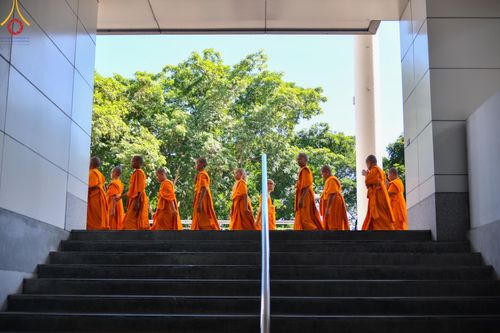 ภาพ No.143446:พิธีตักบาตร ข้าวสารอาหารแห้ง ณ บ้านแก้วเรือนทองคุณยายฯ และ พิธีบูชาข้าวพระ  ณ สภาธรรมกายสากล วัดพระธรรมกาย วันอาทิตย์ที่ 7 กรกฎาคม พ.ศ. 2567