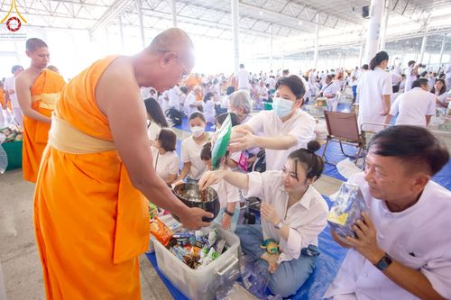 ภาพ No.222027:วันที่ 4 พฤษภาคม พ.ศ. 2568 พิธีตักบาตร เนื่องในวันอาทิตย์ต้นเดือน ณ บ้านแก้วเรือนทองคุณยายฯ วัดพระธรรมกาย