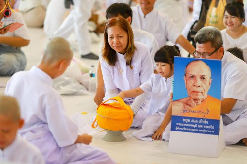 ภาพ No.133959:พิธีขอขมามอบผ้าไตร โครงการบรรพชาสามเณร ศูนย์อบรมวัดพระธรรมกาย ณ วัดพระธรรมกาย วันเสาร์ที่ 6 เมษายน พ.ศ. 2567