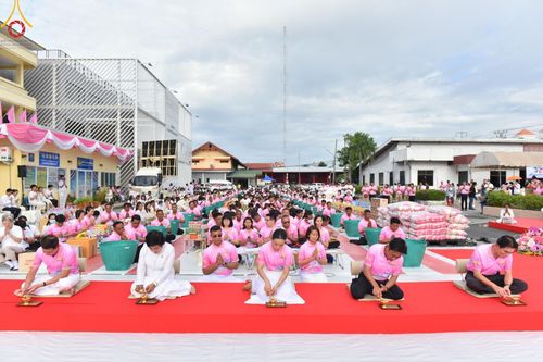 ภาพ No.150853:พิธีเจริญพระพุทธมนต์ และทำบุญตักบาตรแด่คณะสงฆ์ จำนวน 121 รูป เนื่องในโอกาสฉลองครบรอบ 120 ปี อำเภอคลองหลวง จังหวัดปทุมธานี เพื่อถวายเป็นพุทธบูชา ช่วยเหลือผู้ประสบความเดือดร้อนจากอุทกภัย และคณะสงฆ์ 323 วัด 4 จังหวัดชายแดนภาคใต้ วันเสาร์ที่ 31 สิงหาคม พ.ศ. 
