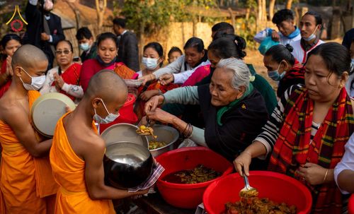 ภาพ No.76436:คณะสงฆ์และสามเณรบิณฑบาต ประเทศบังกลาเทศ วันที่ 11 กุมภาพันธ์ พ.ศ. 2566