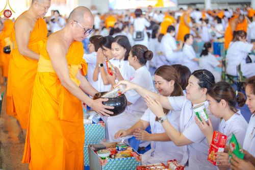 ภาพ No.149956:พิธีตักบาตร , พิธีปฎิบัติธรรม , พิธีถวายภัตตาหารเมนูสวรรค์ ในพรรษาแห่งการเข้าถึงธรรม วันธรรมชัย วันอังคารที่ 27 สิงหาคม พ.ศ.2567 ณ สภาธรรมกายสากล วัดพระธรรมกาย
