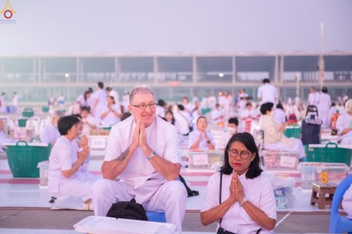 ภาพ No.279704:วันที่ 1 มกราคม พ.ศ.2569 พิธีตักบาตรในวันขึ้นปีใหม่ ณ ลานธรรม วัดพระธรรมกาย