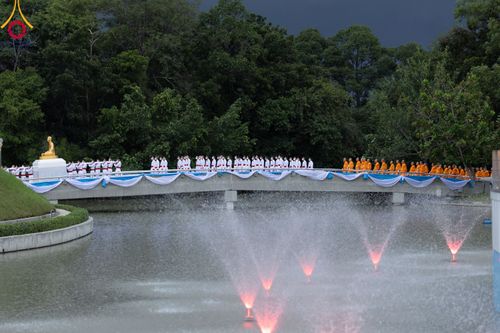 ภาพ No.89202:พิธีอัญเชิญรูปหล่อทองคำ  คุณยายอาจารย์มหารัตนอุบาสิกาจันทร์ ขนนกยูง เพื่อประดิษฐาน ณ มหาวิหารคุณยายอาจารย์ฯ เนื่องในวันครูผู้ค้นพบวิชชาธรรมกาย วันศุกร์ที่ 29 กันยายน พ.ศ. 2566