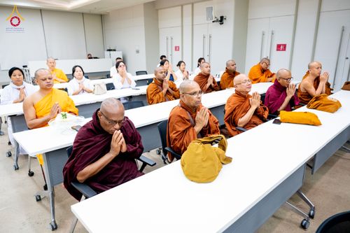 ภาพ No.323357:หลวงพ่อทัตตชีโว รองเจ้าอาวาสวัดพระธรรมกาย ถวายการต้อนรับปฏิสันถารคณะสงฆ์จากประเทศศรีลังกา