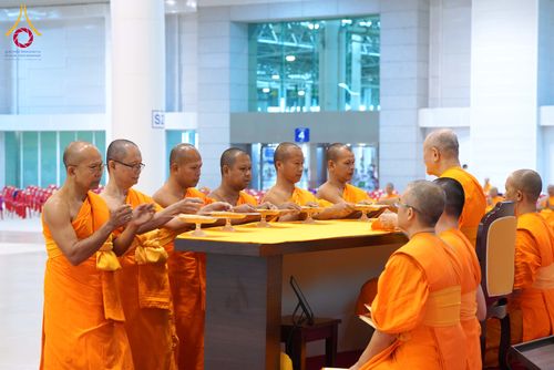 ภาพ No.284850:วันอาทิตย์ที่ 14 ธันวาคม พ.ศ.2568  พิธีปฏิบัติธรรม พิธีถวายภัตตาหารเป็นสังฆทาน พิธีมอบต้นสมบัติจักรพรรดิ ถวายแด่เจ้าอาวาสและประธานสงฆ์ 236 ศูนย์ส่งเสริมศีลธรรมทั่วโลก ณ สภาธรรมกายสากล วัดพระธรรมกาย