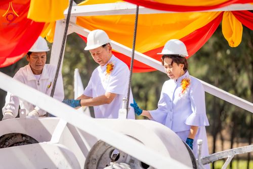 ภาพ No.285796:วันพุธที่ 10 ธันวาคม พ.ศ.2568  พิธีตอกเสาเข็มมงคลต้นสุดท้าย รองรับองค์พระเจดีย์เพื่อสร้างสันติภาพโลก ณ ศูนย์ปฏิบัติธรรมและศูนย์อบรมเยาวชน ชัยนาท