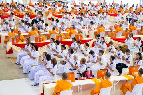 พุทธศาสนิกชนชุดขาวและพระภิกษุสงฆ์ร่วมพิธีทางศาสนาภายในสภาธรรมกายสากล