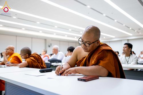 ภาพ No.313122:วันที่ 4 มีนาคม พ.ศ. 2559 หลวงพ่อทัตตชีโว รองเจ้าอาวาสวัดพระธรรมกาย ได้เมตตาถวายการต้อนรับปฏิสันถารพระอาคันตุกะจาก 19 ประเทศ ที่เดินทางมาร่วมงานวันมาฆบูชา ณ วัดพระธรรมกาย