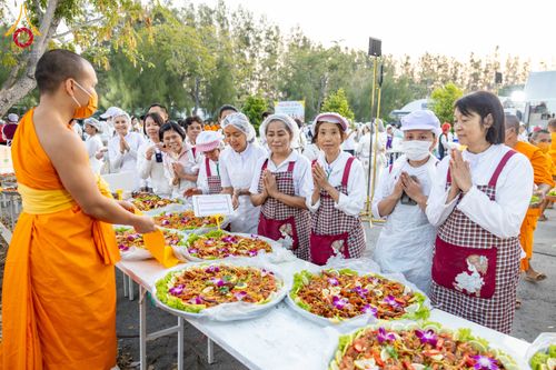 ภาพ No.293509:วันที่ 13 มกราคม พ.ศ. 2569 พิธีถวายภัตตาหารเป็นสังฆทาน แด่พระธรรมยาตรา ณ อนุสรณ์สถานมหาวิหารพระมงคลเทพมุนี (โลตัสแลนด์) อ.สองพี่น้อง จ.สุพรรณบุรี ในโครงการธรรมยาตรา กตัญญูบูชา มหาปูชนียาจารย์ พระมงคลเทพมุนี(สด จนฺทสโร) พระผู้ปราบมาร อนุสรณ์สถาน 7 แห่ง ปี