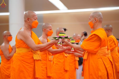 ภาพ No.84702:พิธีบรรจุพระบรมสารีริกธาตุภายในเกตุดอกบัวตูม องค์พระประธาน ณ ห้องแก้วสารพัดนึก 2 วัดพระธรรมกาย ในวันอาสาฬหบูชา อังคารที่ 1 สิงหาคม พ.ศ.2566