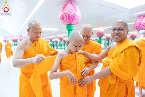 ภาพ No.286612:วันเสาร์ที่ 12 กรกฏาคม พ.ศ.2568 พิธีบรรพชาอุปสมบท  โครงการบรรพชาอุปสมบทหมู่ ธรรมทายาทนานาชาติ(ภาคภาษาจีน), โครงการบรรพชาสามเณร โรงเรียนนานาชาติ รุ่นที 14