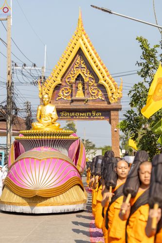 ภาพ No.290408:วันที่ 7 มกราคม พ.ศ. 2569 พิธีต้อนรับพระธรรมยาตรา ณ อนุสรณ์สถานลำดับที่ 2  สถานที่ตั้งมโนปณิธานบวชตลอดชีวิต อนุสรณ์สถานคลองบางนางแท่น (ภาพชุดที่ 2) อ.สามพราน จ.นครปฐม ในโครงการธรรมยาตรา กตัญญูบูชา มหาปูชนียาจารย์ พระมงคลเทพมุนี(สด จนฺทสโร) พระผู้ปราบมาร 