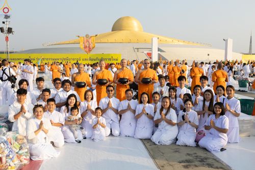 ภาพ No.279957:วันที่ 1 มกราคม พ.ศ.2569 พิธีตักบาตรในวันขึ้นปีใหม่ ณ ลานธรรม วัดพระธรรมกาย