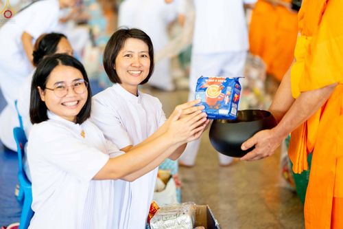 ภาพ No.345455:วันพฤหัสบดีที่ 27 สิงหาคม พ.ศ.2569 พิธีตักบาตรในวันธรรมชัย ณ สภาธรรมกายสากล วัดพระธรรมกาย ปทุมธานี