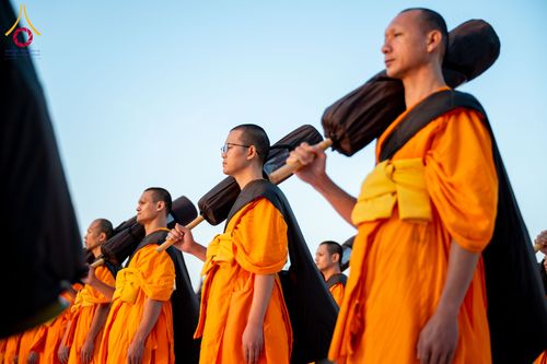 ภาพ No.294673:วันอาทิตย์ที่ 14 ธันวาคม พ.ศ.2568 พระธรรมยาตราปฏิบัติธรรมและถ่ายภาพหมู่ประวัติศาสตร์ ณ วัดสองพี่น้อง ต.ต้นตาล อ.สองพี่น้อง จ.สุพรรณบุรี ในโครงการธรรมยาตรา กตัญญูบูชา มหาปูชนียาจารย์ พระมงคลเทพมุนี(สด จนฺทสโร) พระผู้ปราบมาร อนุสรณ์สถาน 7 แห่ง ปีที่ 14