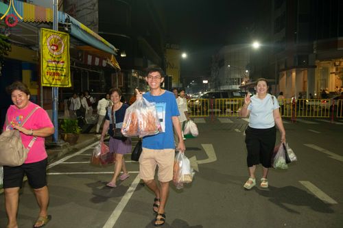 ภาพ No.343134:วันอาทิตย์ที่ 16 สิงหาคม พ.ศ.2569 พิธีตักบาตรพระ 10,000 รูป นานาชาติ ปีที่ 23 คณะสงฆ์ 4 ประเทศ 14 จังหวัดภาคใต้ น้อมถวายเป็นพุทธบูชา ทำบุญเพื่อแม่- พ่อ ณ ถนนนิพัทธ์อุทิศ 3 อ.หาดใหญ่ จ.สงขลา