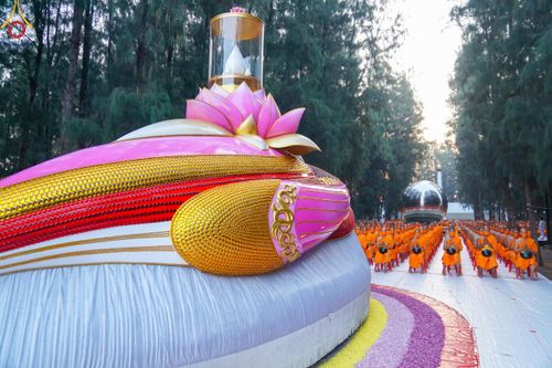 ภาพ No.107387:พิธีตักบาตรพระธรรมยาตราฯ ในโครงการธรรมยาตรากตัญญูบูชา มหาปูชนียาจารย์ พระมงคลเทพมุนี(สด จนฺทสโร) พระผู้ปราบมาร ปีที่ 12 ณ อนุสรณ์สถานมหาวิหารพระมงคลเทพมุนี อ.สองพี่น้อง จ.สุพรรณบุรี วันที่ 7 มกราคม พ.ศ. 2567