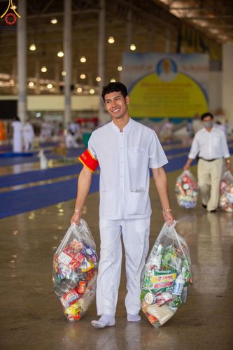 ภาพ No.123030:พิธีตักบาตร และพิธีบูชาข้าวพระ ในวันอาทิตย์ต้นเดือนที่ 4 กุมภาพันธ์ พ.ศ. 2567 ณ วัดพระธรรมกาย จ.ปทุมธานี