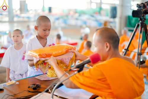 ภาพ No.214603:วันศุกร์ที่ 4 เมษายน พ.ศ.2568 นาคธรรมทายาทตักบาตรพระพี่เลี้ยง ในโครงการบรรพชาสามเณร ฟื้นฟูพระพุทธศาสนาทั่วไทย ณ วิหารคด 22 วัดพระธรรมกาย