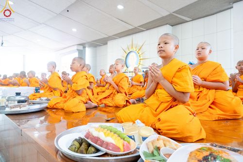 ภาพ No.143193:พิธีถวายภัตตาหารเพื่อเป็นกำลังแห่งการเข้าถึงธรรม ของพระภิกษุสามเณร วัดพระธรรมกาย วันเสาร์ที่ 6 กรกฏาคม พ.ศ. 2567 ณ หอฉันคุณยายอาจารย์ วัดพระธรรมกาย จ.ปทุมธานี