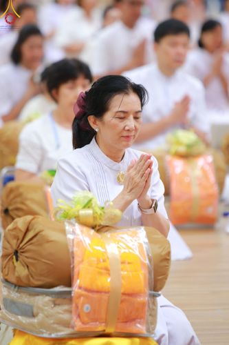 ภาพ No.180824:พิธีถวายภัตตาหารเมนูสวรรค์ และพิธีถวายอุปกรณ์กันหนาว แด่คณะพระภิกษุสามเณรวัดพระธรรมกาย วันอาทิตย์ที่ 8 ธันวาคม พ.ศ.2567 ณ สภาธรรมกายสากล วัดพระธรรมกาย