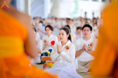 ภาพ No.198073:พิธีถวายภัตตาหารแด่พระภิกษุ สามเณร  บูชาธรรมคุณยายอาจารย์มหารัตนอุบาสิกาจันทร์ ขนนกยูง เนื่องในวาระวันคล้ายวันเกิดครบ 116 ปี วันอาทิตย์ที่ 19 มกราคม พ.ศ. 2568 ณ หอฉันคุณยายอาจารย์ฯ วัดพระธรรมกาย