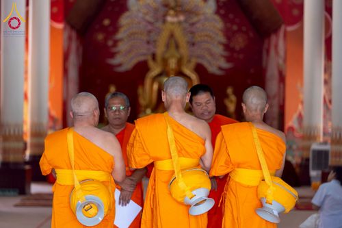 ภาพ No.275872:วันพุธที่ 3 ธันวาคม พ.ศ. 2568 พิธีบรรพชาอุปสมบท โครงการอุปสมบทบูชาธรรมมหาปูชนียาจารย์ ศูนย์อบรม : ศูนย์ส่งเสริมศีลธรรม จ.พะเยา ณ โบราณสถานพระธาตุจอมทอง และ โบสถ์กลางน้ำ วัดพระธาตุศรีโคมคำ อำเภอเมือง จังหวัดพะเยา