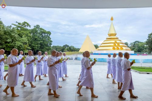 ภาพ No.228870:วันเสาร์ที่ 14 มิถุนายน พ.ศ. 2568 พิธีเวียนประทักษิณ , พิธีขอขมารับผ้าไตร ในโครงการบรรพชาอุปสมบทหมู่ ผู้บริหารรุ่นที่ 15 และ อุดมศึกษา รุ่นที่ 52 ณ โบสถ์พระไตรปิฎก วัดพระธรรมกาย