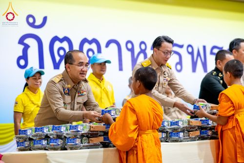 ภาพ No.208964:พระบาทสมเด็จพระเจ้าอยู่หัว ทรงมีพระราชศรัทธาทรงพระกรุณาโปรดเกล้าฯ ให้บำเพ็ญพระราชกุศลถวายภัตตาหารพระราชทาน การสอบบาลีสนามหลวง ณ วัดพระธรรมกาย ย อ.คลองหลวง จ.ปทุมธานี วันที่ 23-24 กุมภาพันธ์ พ.ศ. 2568