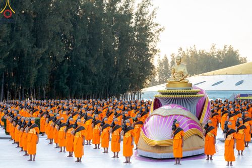 ภาพ No.104404:พระธรรมยาตราร่วมปฏิบัติธรรม และถ่ายภาพหมู่ประวัติศาสตร์ หน้ามหาวิหารพระมงคลเทพมุนี วันที่ 27 ธันวาคม พ.ศ. 2566
