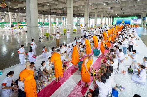 ภาพ No.235330:วันที่ 27 กรกฎาคม พ.ศ. 2568 พิธีตักบาตรฉลองพระใหม่ โครงการบรรพชาและอุปสมบทมู่รุ่นเข้าพรรษา ณ วัดพระธรรมกาย