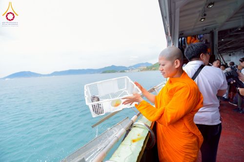 ภาพ No.224855:วันเสาร์ ที่ 10 พฤษภาคม พ.ศ. 2568 วัดพระธรรมกายฮ่องกง จัดพิธีปล่อยปลา บนเรือใหญ่บนอ่าวฮ่องกง และจัดพิธีถวายมหาสังฆทานกลางทะเล ประจำปี 2568 เนื่องในสัปดาห์วิสาขบูชาโลก