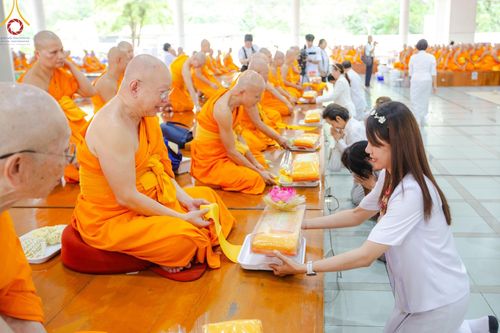 ภาพ No.169778:พิธีถวายภัตตาหารเมนูสวรรค์ "เพื่อการบรรลุธรรม" เนื่องในวันลอยกระทง (ขึ้น 15 ค่ำ เดือน 12) วันศุกร์ที่ 15 พฤศจิกายน พ.ศ. 2567 ณ หอฉันคุณยายอาจารย์ฯ วัดพระธรรมกาย