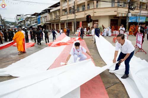 ภาพ No.245834:วันที่ 13-14 กันยายน พ.ศ. 2568 เจ้าหน้าที่ทุกสถานะ ทุกส่วนงาน ร่วมแรงร่วมใจ ปฏิบัติหน้าที่ เตรียมงาน เก็บงาน ตักบาตรพระ 555 รูป อ.เบตง จยะลา