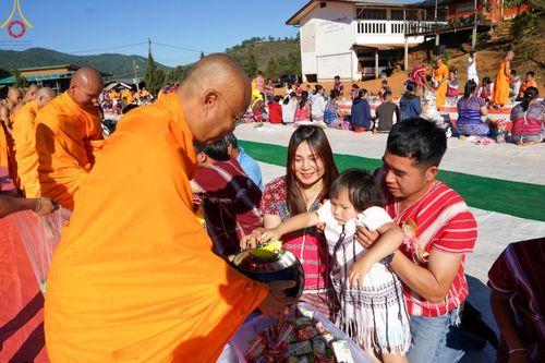 ภาพ No.125249:พิธีตักบาตรเนื่องในวันมาฆบูชา ณ สนามโรงเรียนบ้านนาเกียน  อำเภออมก๋อย จังหวัดเชียงใหม่ วันเสาร์ที่ ๒๔ กุมภาพันธ์ พ.ศ. ๒๕๖๗