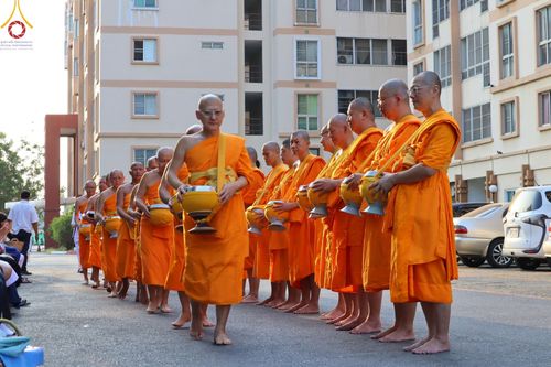 ภาพ No.136056:พระธรรมทายาท โครงการบวชพระนานาชาติ AEC & WAB ผู้บริหารรุ่นที่ 2 บิณฑบาต ณ หอฉันคุณยายอาจารย์ฯ เมืองแก้วมณี หมู่บ้านแก้วพุทธรักษา วันที่ 28 เมษายน พ.ศ. 2567