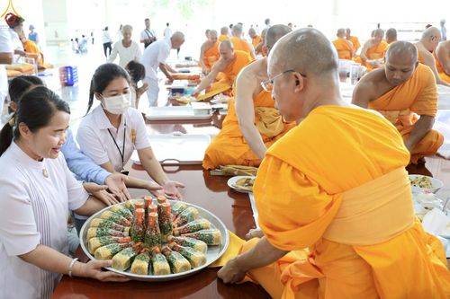 ภาพ No.230432:วันที่ 28 มิถุนายน พ.ศ. 2568 พิธีถวายภัตตาหารเมนูสวรรค์ เพื่อการบรรลุธรรม ณ หอฉันคุณยายอาจารย์ฯ วัดพระธรรมกาย