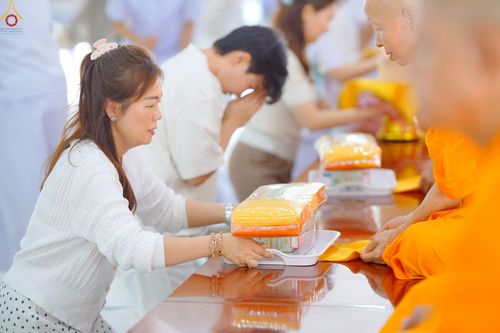 ภาพ No.248535:วันที่ 27 กันยายน พ.ศ. 2568 พิธีถวายเมนูสวรรค์เพื่อการบรรลุธรรม ณ หอฉันคุณยายอาจารย์ฯ วัดพระธรรมกาย